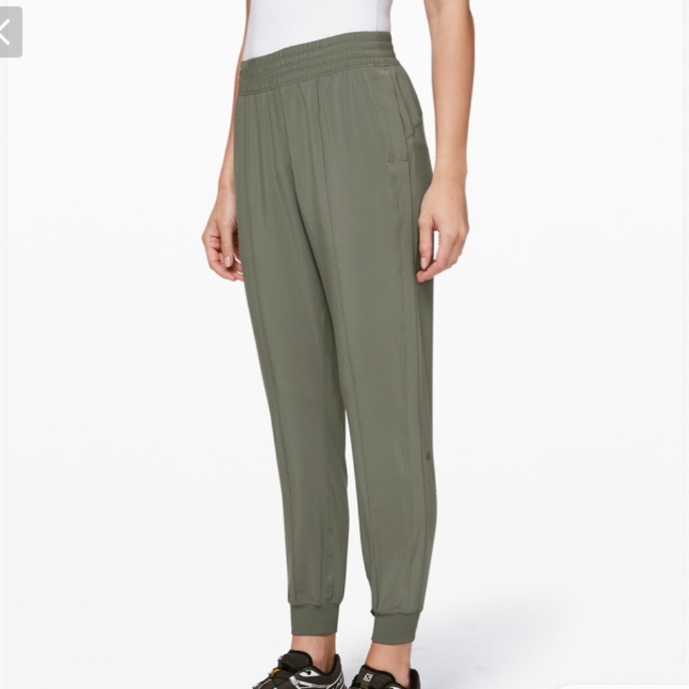 Like New LULULEMON wanderer jogger Sage sz 4